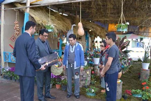 شهردار لاهيجان با اهداي سوغات از مسافران نورروزي استقبال كرد
